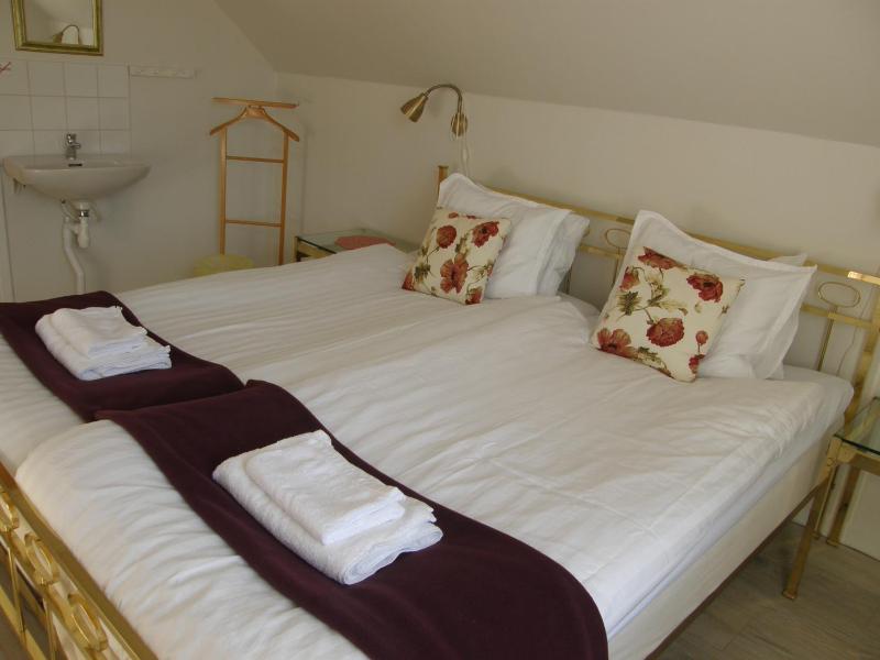 Double Room image 3
