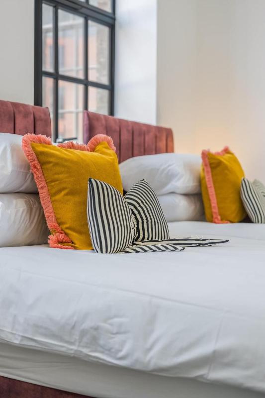Stylish 2BR Apt near City Centre - 2 Ensuites & WiFi - image 22