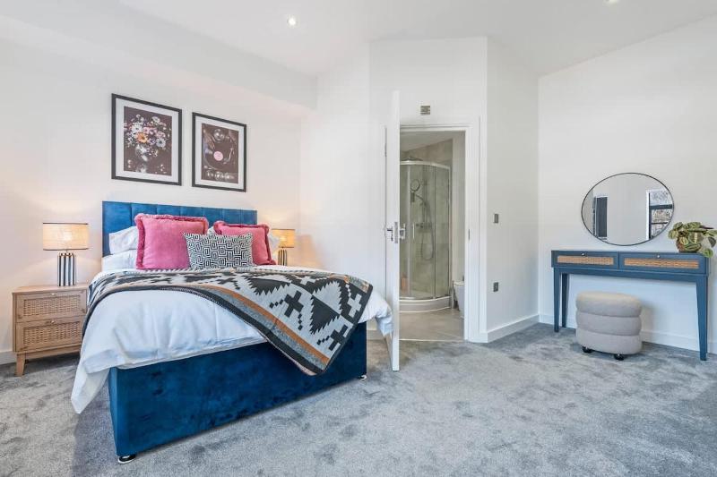 Stylish 2BR Apt near City Centre - 2 Ensuites & WiFi - image 32