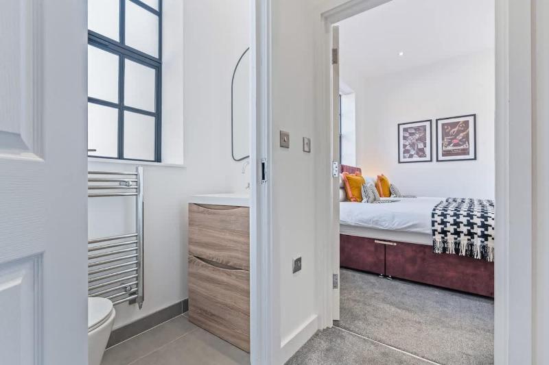 Stylish 2BR Apt near City Centre - 2 Ensuites & WiFi - image 31