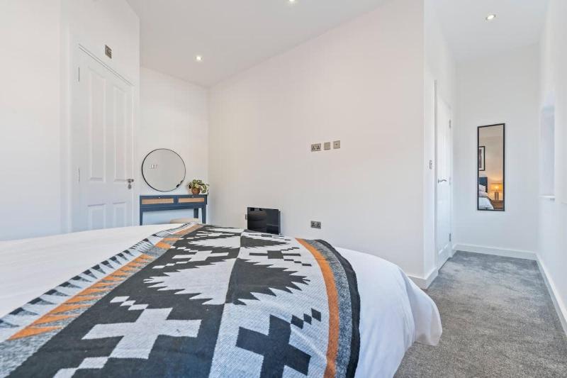 Stylish 2BR Apt near City Centre - 2 Ensuites & WiFi - image 9