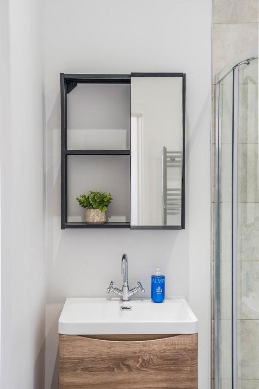 Stylish 2BR Apt near City Centre - 2 Ensuites & WiFi - image 13
