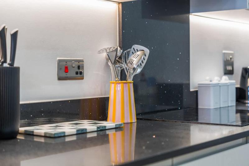 Stylish 2BR Apt near City Centre - 2 Ensuites & WiFi - image 27
