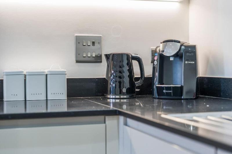 Stylish 2BR Apt near City Centre - 2 Ensuites & WiFi - image 6