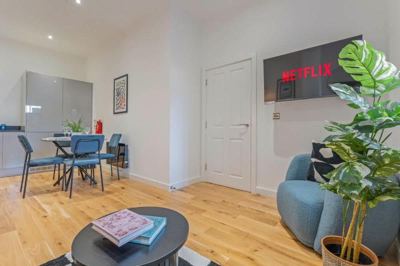 Stylish 2BR Apt near City Centre - 2 Ensuites & WiFi - image 30