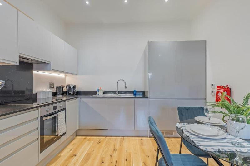 Stylish 2BR Apt near City Centre - 2 Ensuites & WiFi - image 23