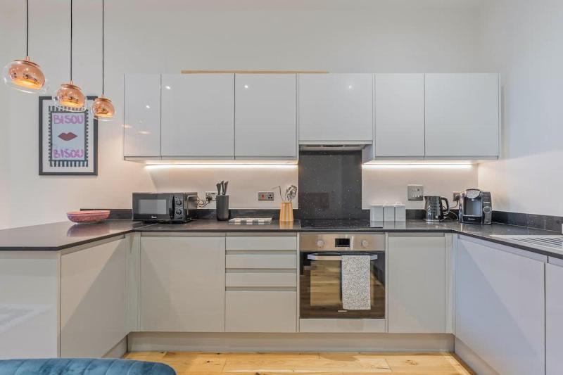 Stylish 2BR Apt near City Centre - 2 Ensuites & WiFi - image 12