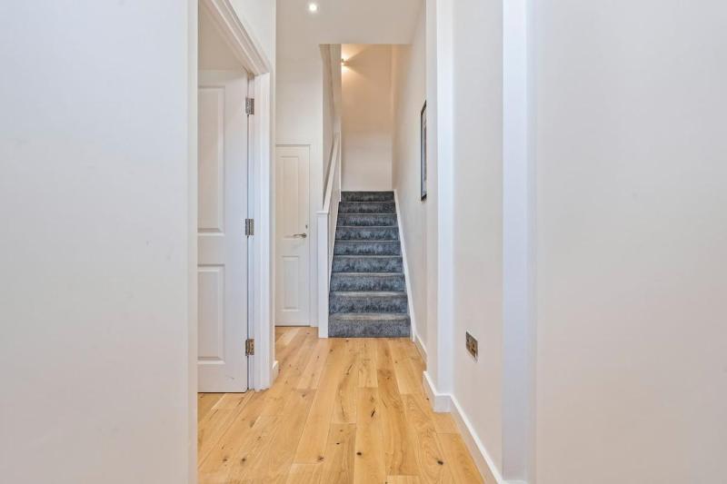 Stylish 2BR Apt near City Centre - 2 Ensuites & WiFi - image 4