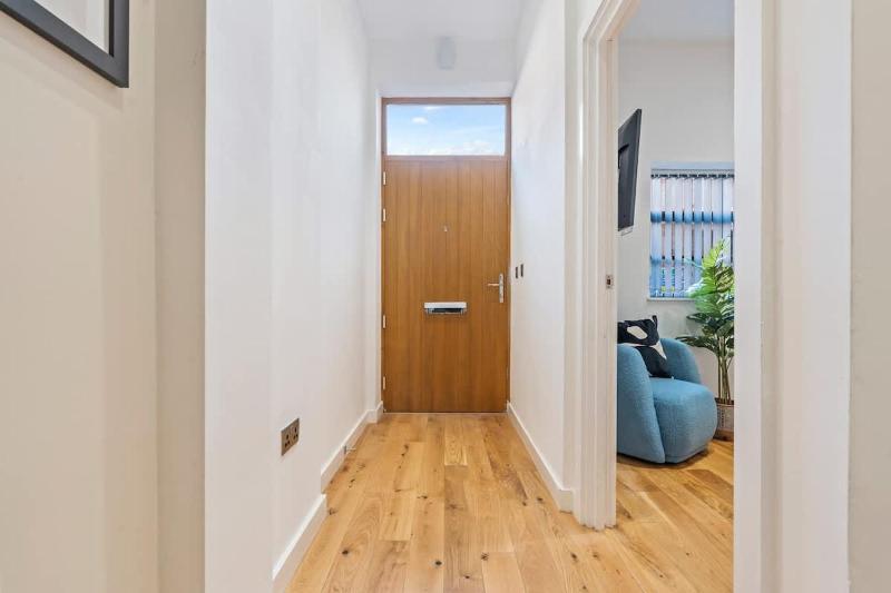 Stylish 2BR Apt near City Centre - 2 Ensuites & WiFi - image 25
