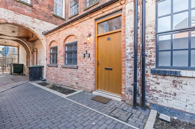 Stylish 2BR Apt near City Centre - 2 Ensuites & WiFi - image 19