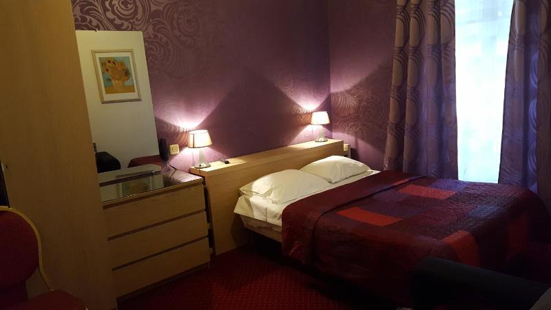 Deluxe Double Room with Bath image 2