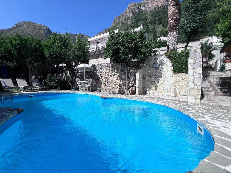 Charming Villa with Shared Pool near Castellammare del Golfo - image 4