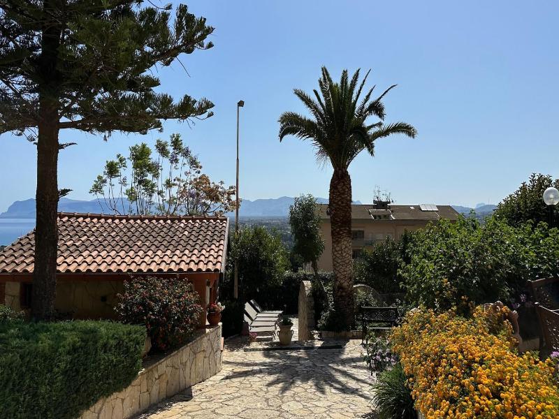 Charming Villa with Shared Pool near Castellammare del Golfo - image 7