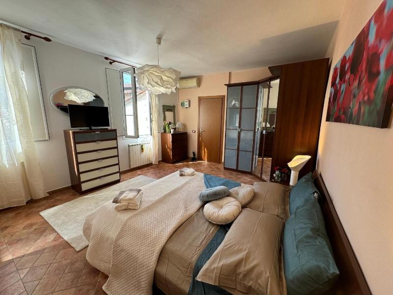 A Bright and Cozy Apartment with Stunning Views in the Heart of Lucca - image 3