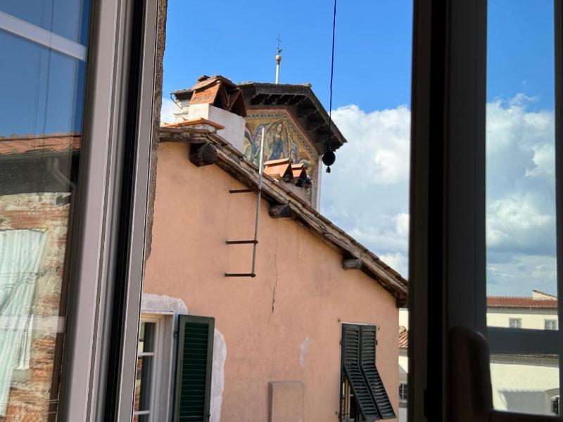 A Bright and Cozy Apartment with Stunning Views in the Heart of Lucca - image 5