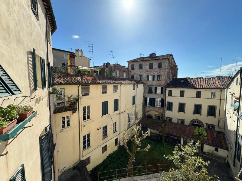 A Bright and Cozy Apartment with Stunning Views in the Heart of Lucca - image 7