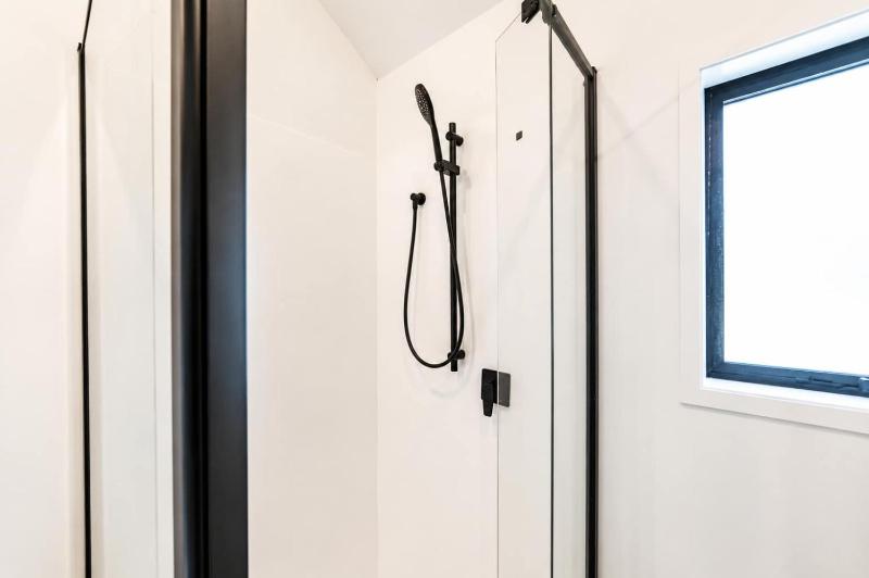 Sherborne Courtyard Retreat 1br with Parking - image 9