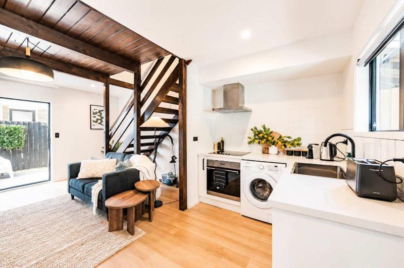 Sherborne Courtyard Retreat 1br with Parking - image 12
