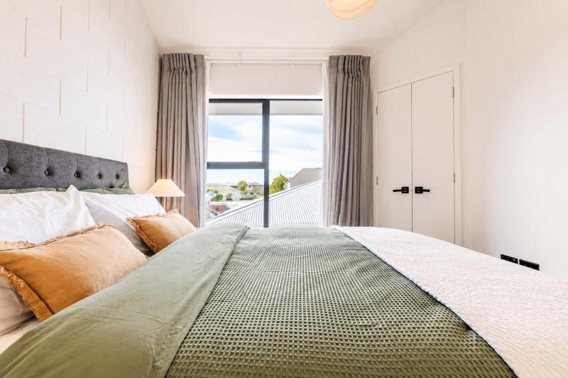 Sherborne Courtyard Retreat 1br with Parking - image 14