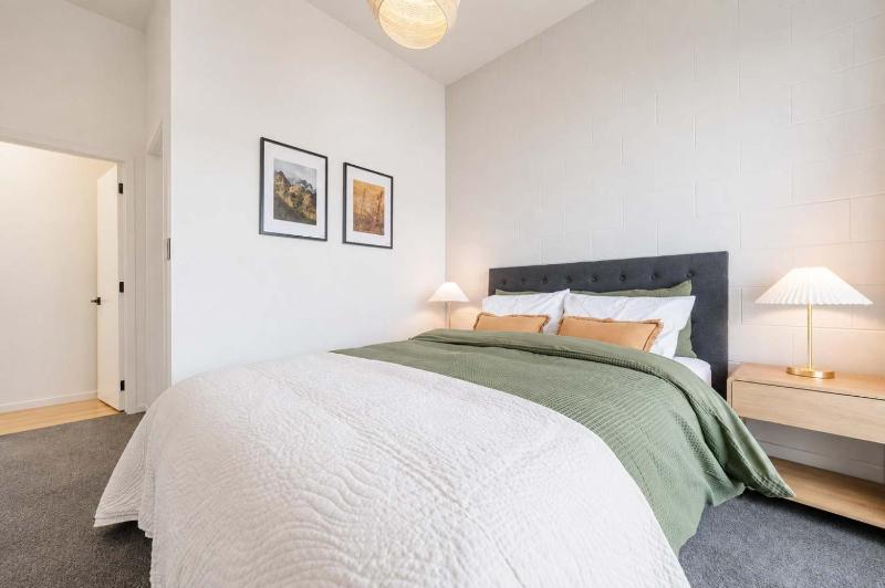 Sherborne Courtyard Retreat 1br with Parking - image 5