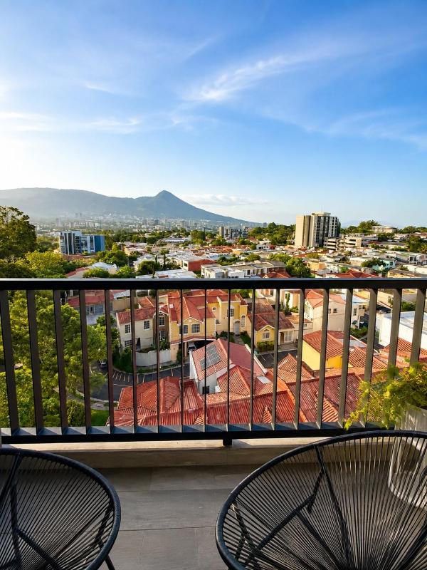 Estudio con piscina y vista al volcán de San Salvador - image 11