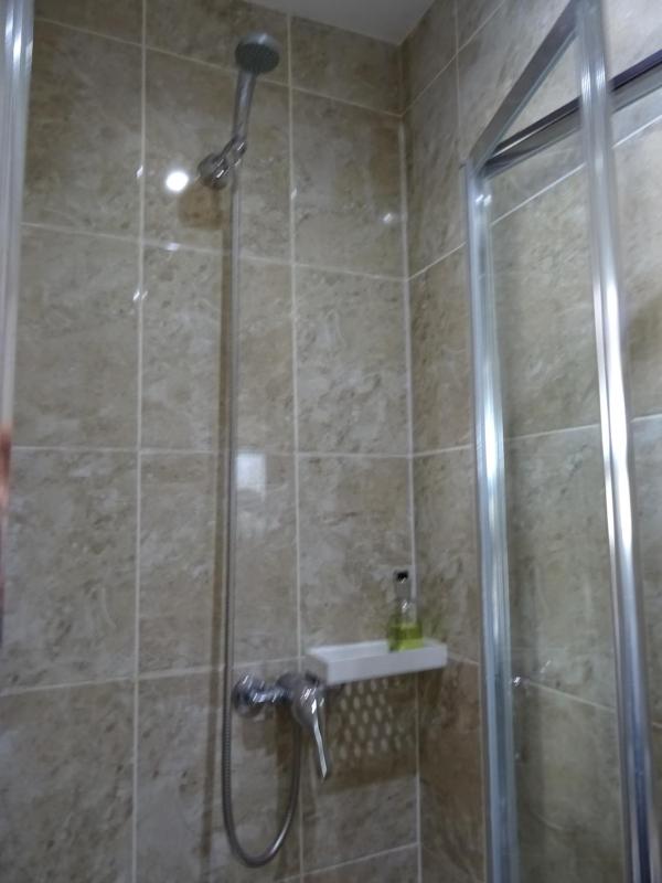 Standard Single En-suite Room image 4