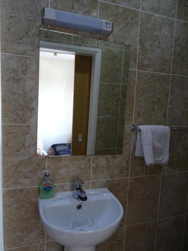 Standard Triple En-suite Room image 1
