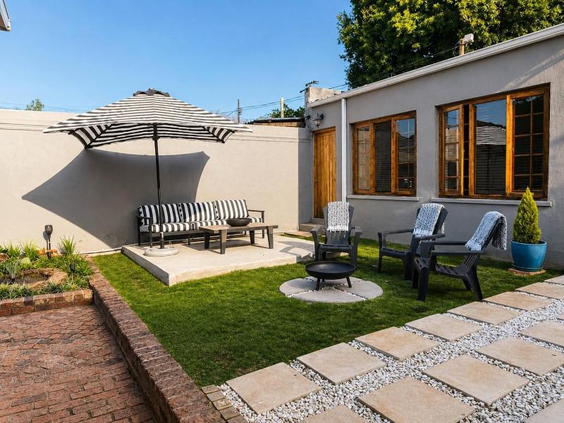 Stylish Parkhurst Cottage Walk to 4th Ave - image 2