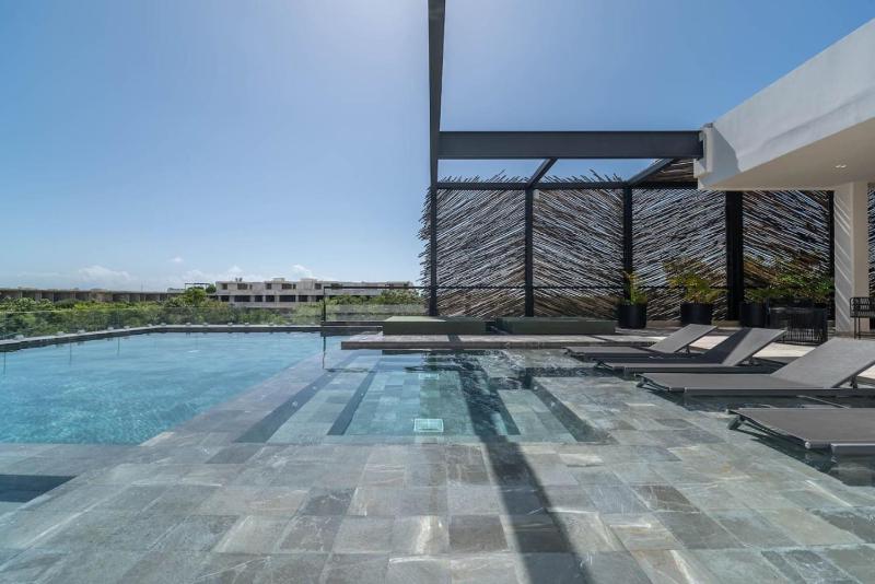 Lux 1BR with Rooftop Pool Spa Gym Kids Playroom - image 10