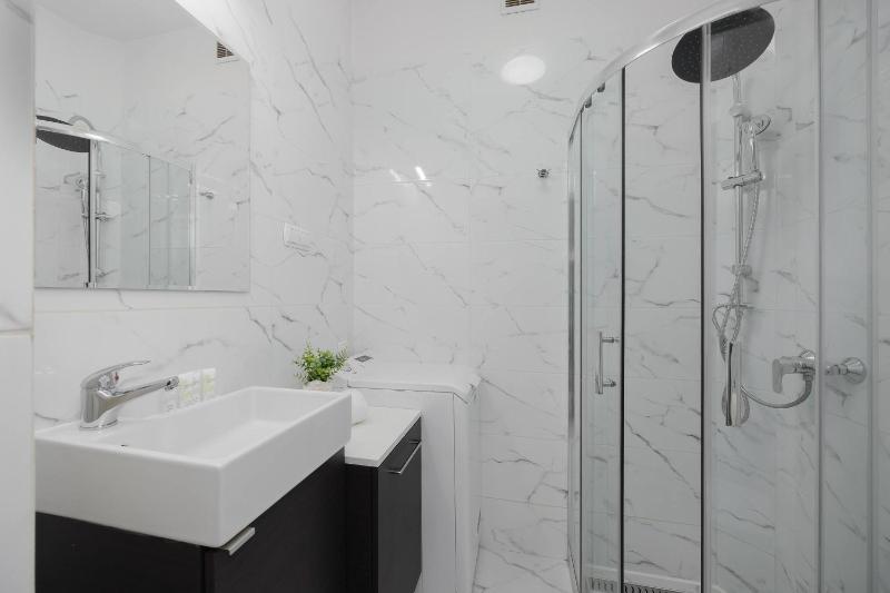 Stylish & Comfortable Apartment in Warsaw City Center by Noclegi Renters - image 14
