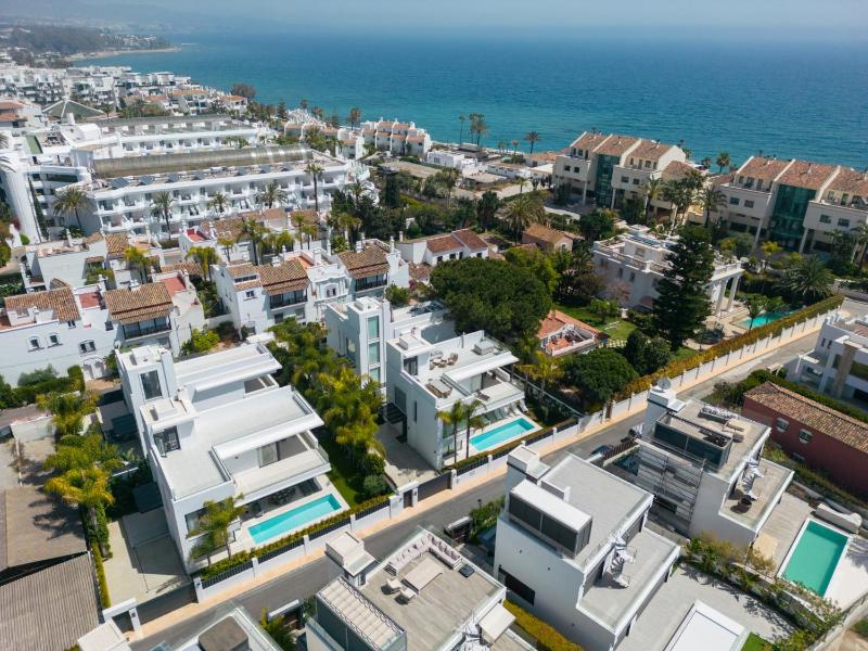 Luxury Villa with private pool - image 16