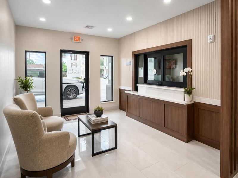 Hotel Royale - Houston Hobby Airport - image 8
