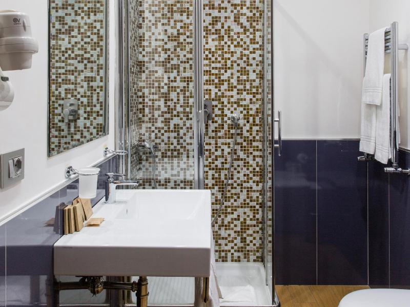 Small Double Room image 2