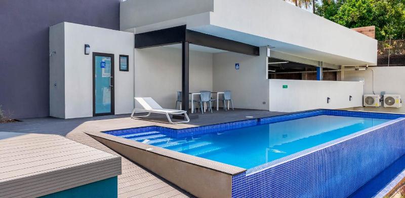 Estudio con piscina y vista al volcán de San Salvador - image 10