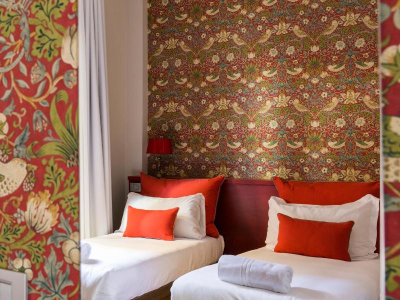 Small Double Room image 3