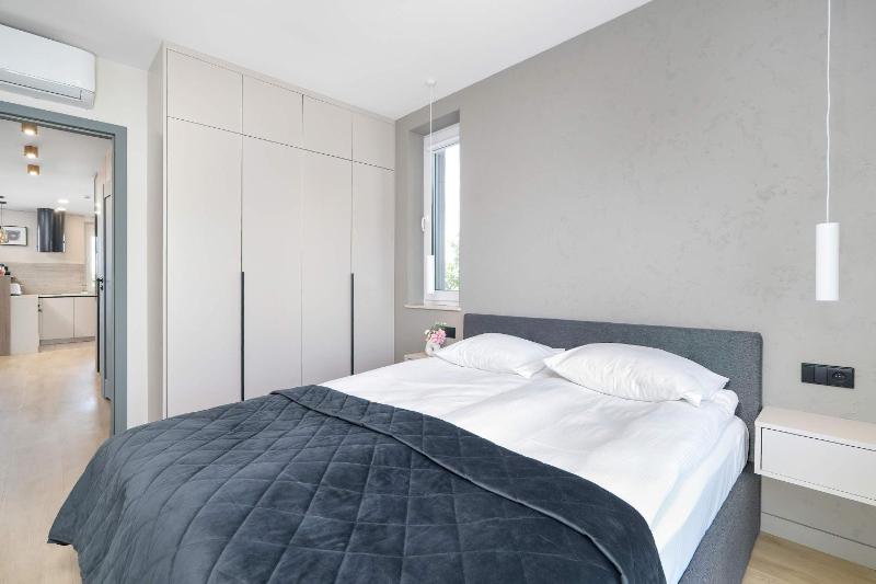 Modern Apartment with Garage and 3 Balconies in Wroclaw by Renters Prestige - image 11