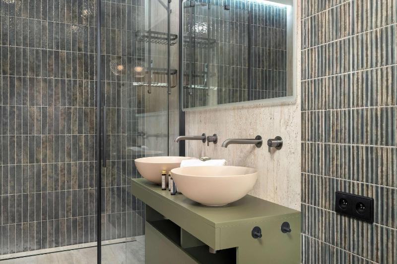 Modern Apartment with Garage and 3 Balconies in Wroclaw by Renters Prestige - image 16