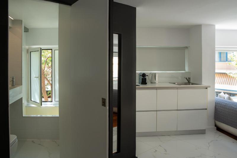 Mosaikon Guesthouses #Aiolou Str - image 4
