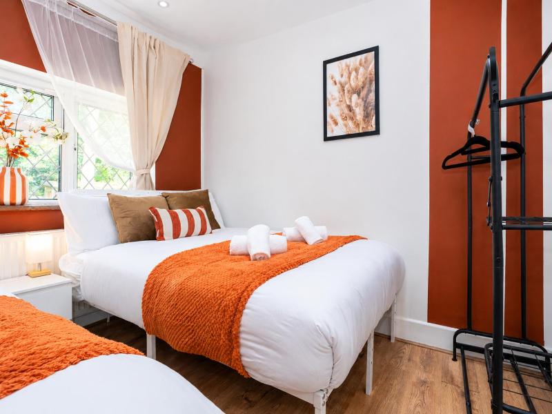 Large 4-Bed House with Hot Tub and Free Parking - image 22