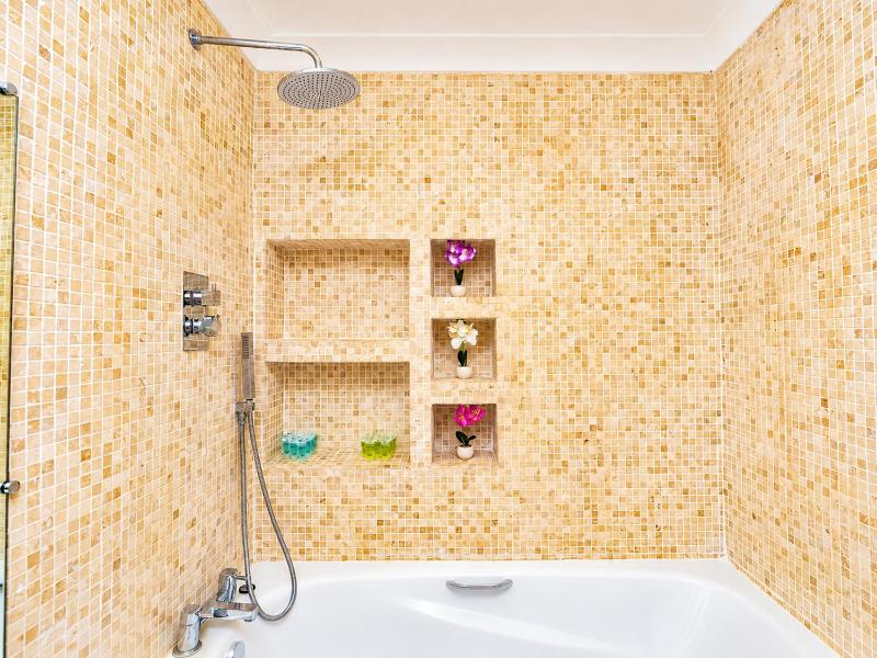 Large 4-Bed House with Hot Tub and Free Parking - image 30