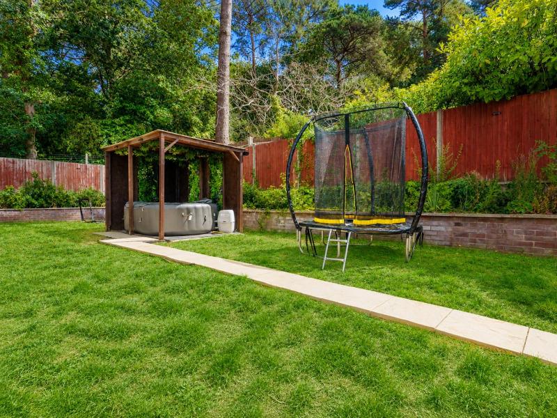 Large 4-Bed House with Hot Tub and Free Parking - image 48