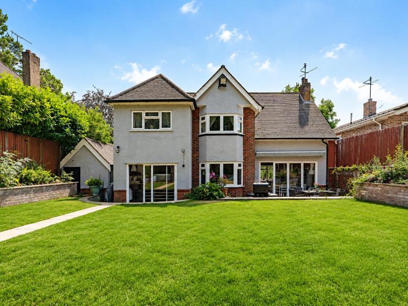 Large 4-Bed House with Hot Tub and Free Parking - image 40