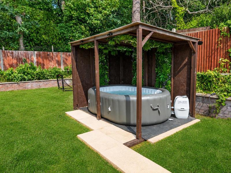 Large 4-Bed House with Hot Tub and Free Parking - image 7