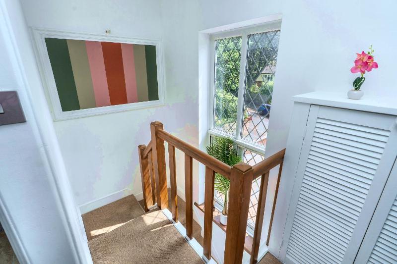 Large 4-Bed House with Hot Tub and Free Parking - image 37