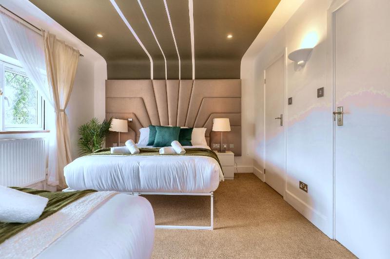 Large 4-Bed House with Hot Tub and Free Parking - image 21