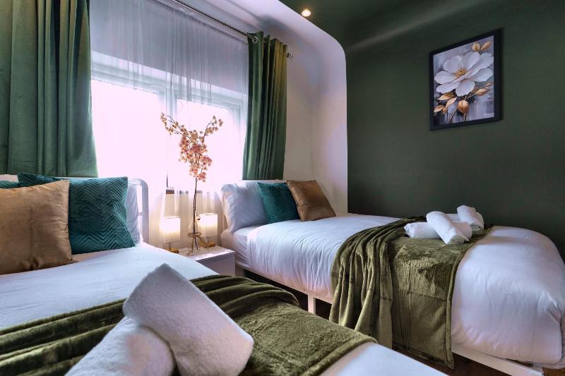 Large 4-Bed House with Hot Tub and Free Parking - image 18
