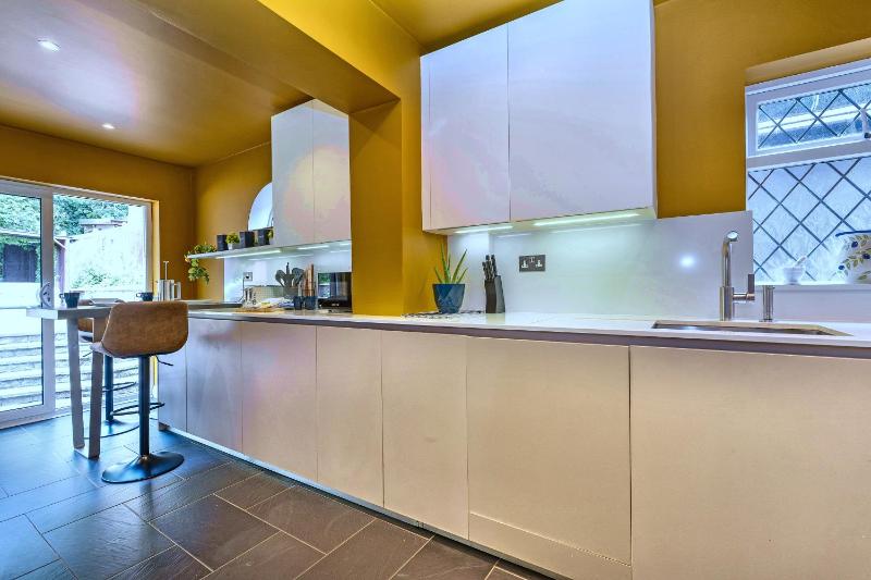 Large 4-Bed House with Hot Tub and Free Parking - image 38