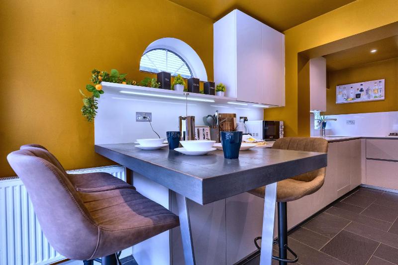 Large 4-Bed House with Hot Tub and Free Parking - image 33