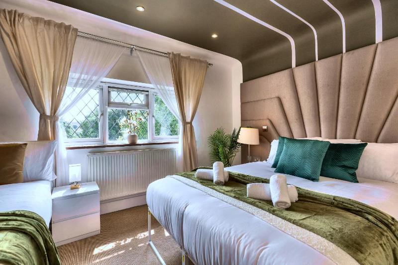 Large 4-Bed House with Hot Tub and Free Parking - image 12