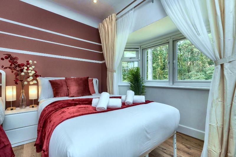 Large 4-Bed House with Hot Tub and Free Parking - image 20